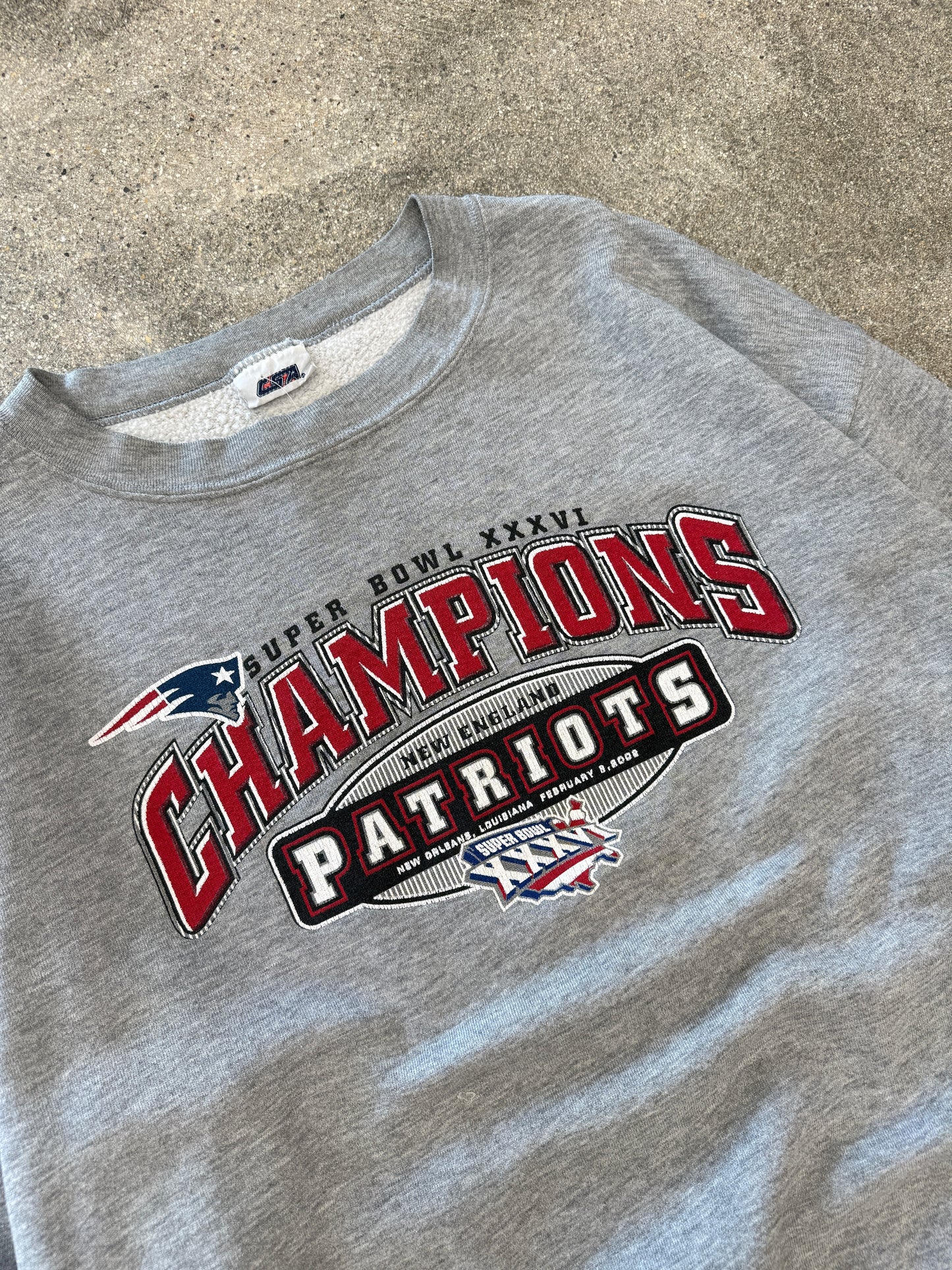 (XL) Vintage Super Bowl XXXVI Champions Patriots Crewneck