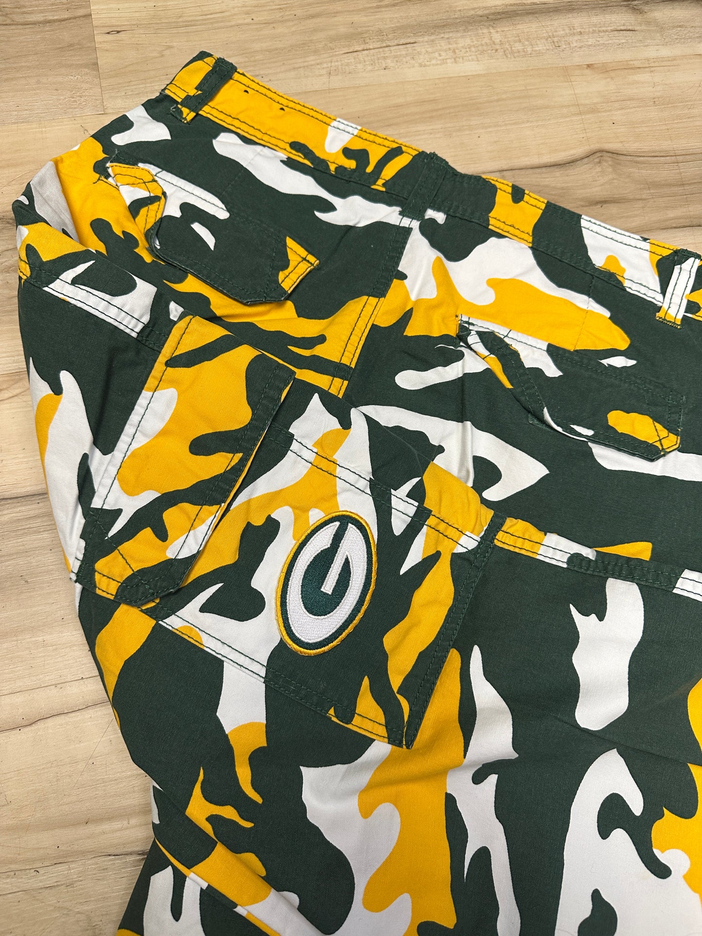 (33x30) Vintage Camo Packers Cargo Pants