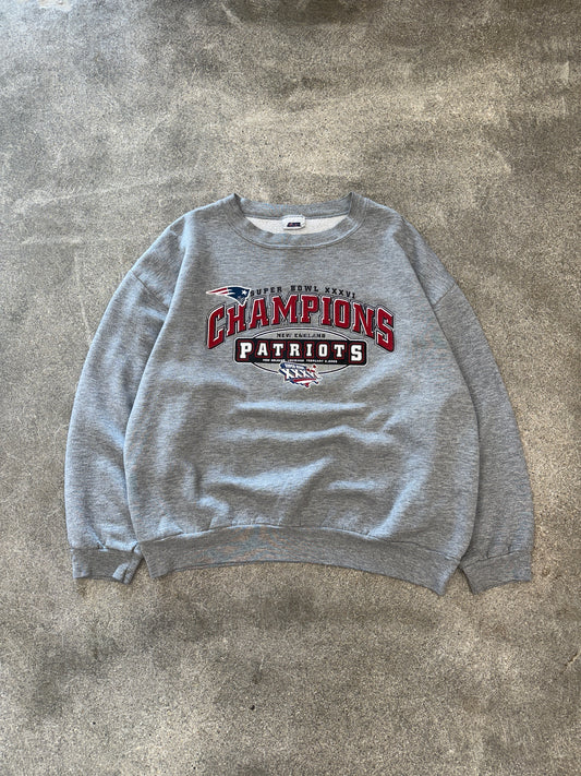 (XL) Vintage Super Bowl XXXVI Champions Patriots Crewneck