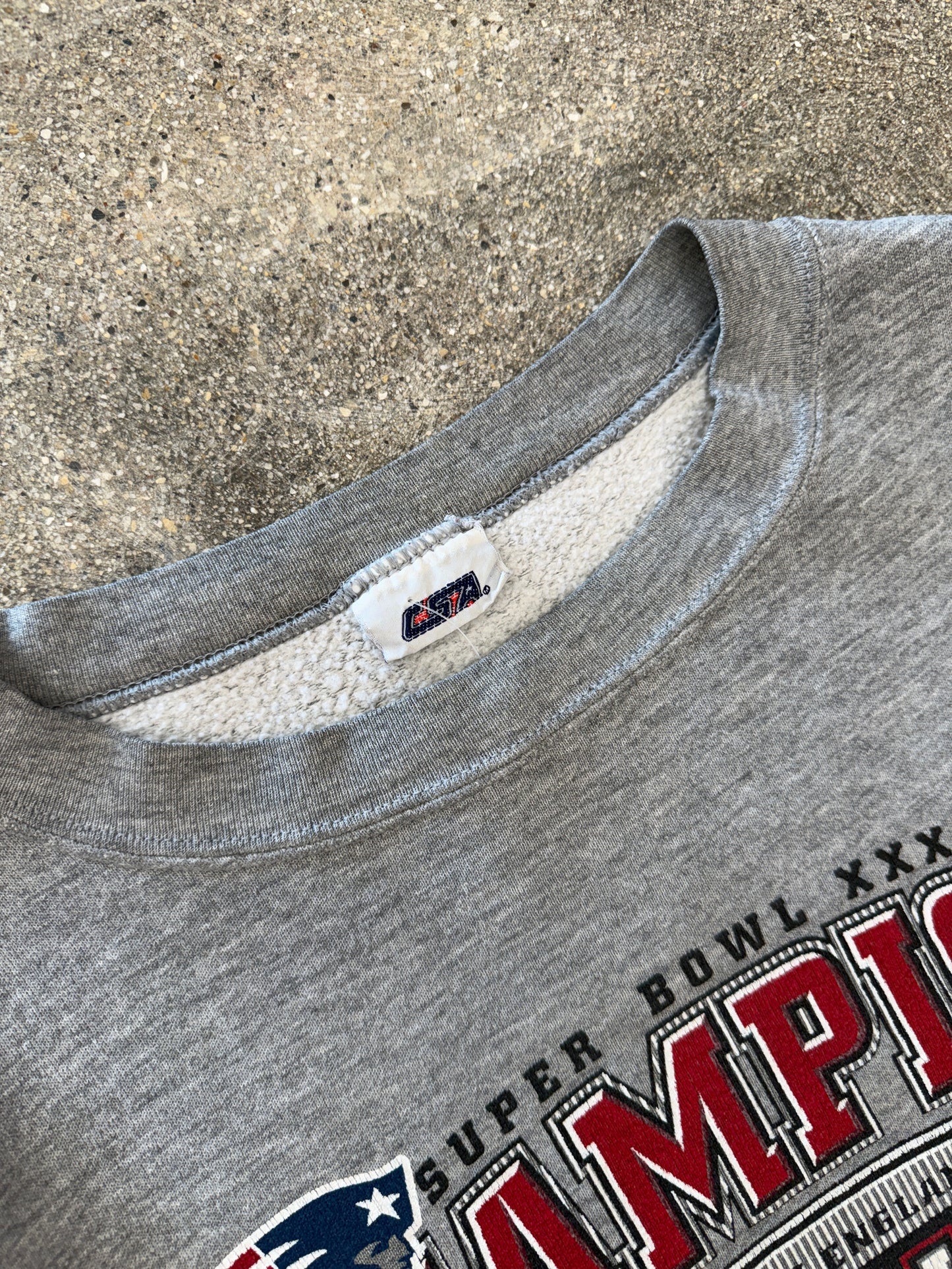 (XL) Vintage Super Bowl XXXVI Champions Patriots Crewneck