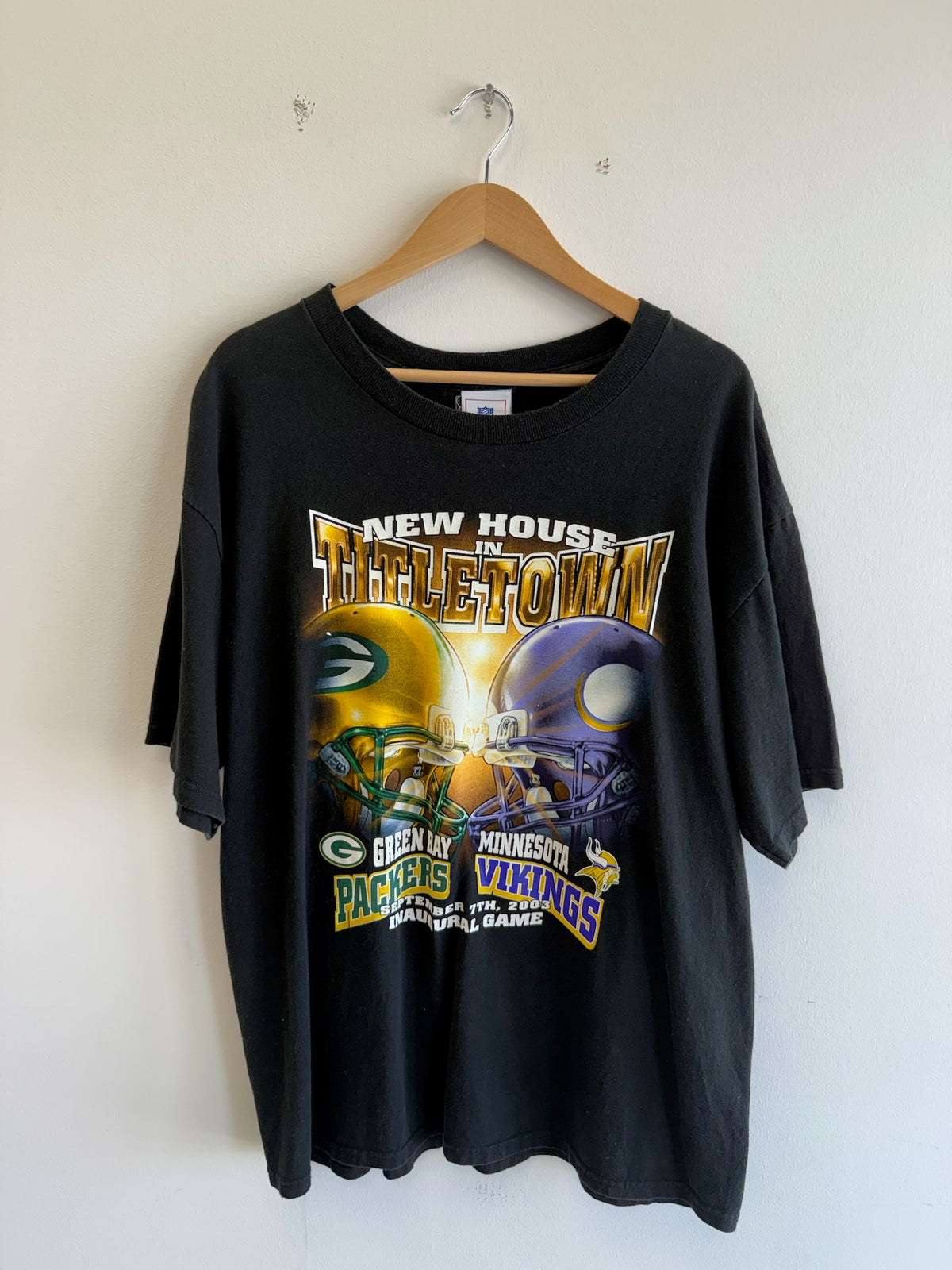 (L) Vintage Packers Vs. Vikings Helmet “Titletown” Tee