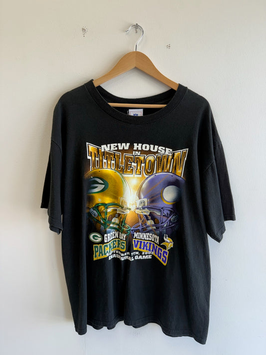(L) Vintage Packers Vs. Vikings Helmet “Titletown” Tee